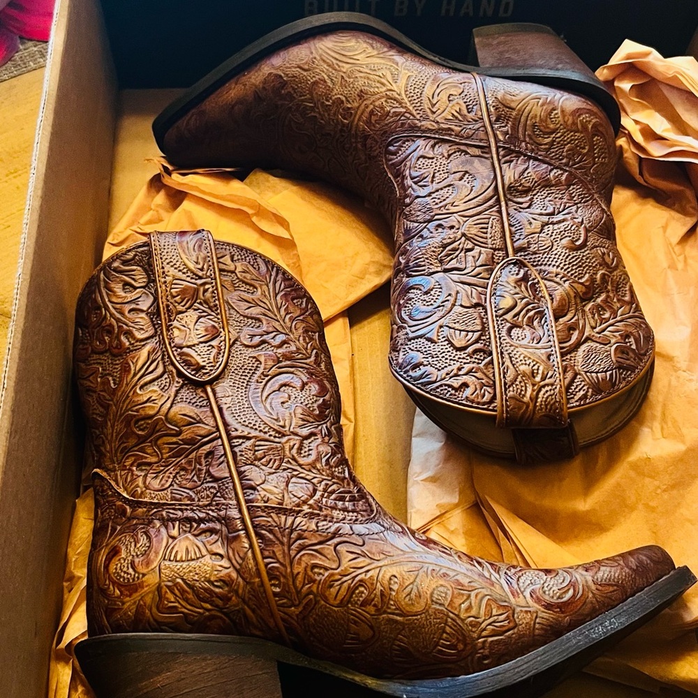 CAVENDER’ BROWN TOOLED SNIP TOE ANKLE BOOTIES size 6.5M (fits like 6M)